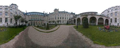 la cour d'honneur vue depuis le gymnase